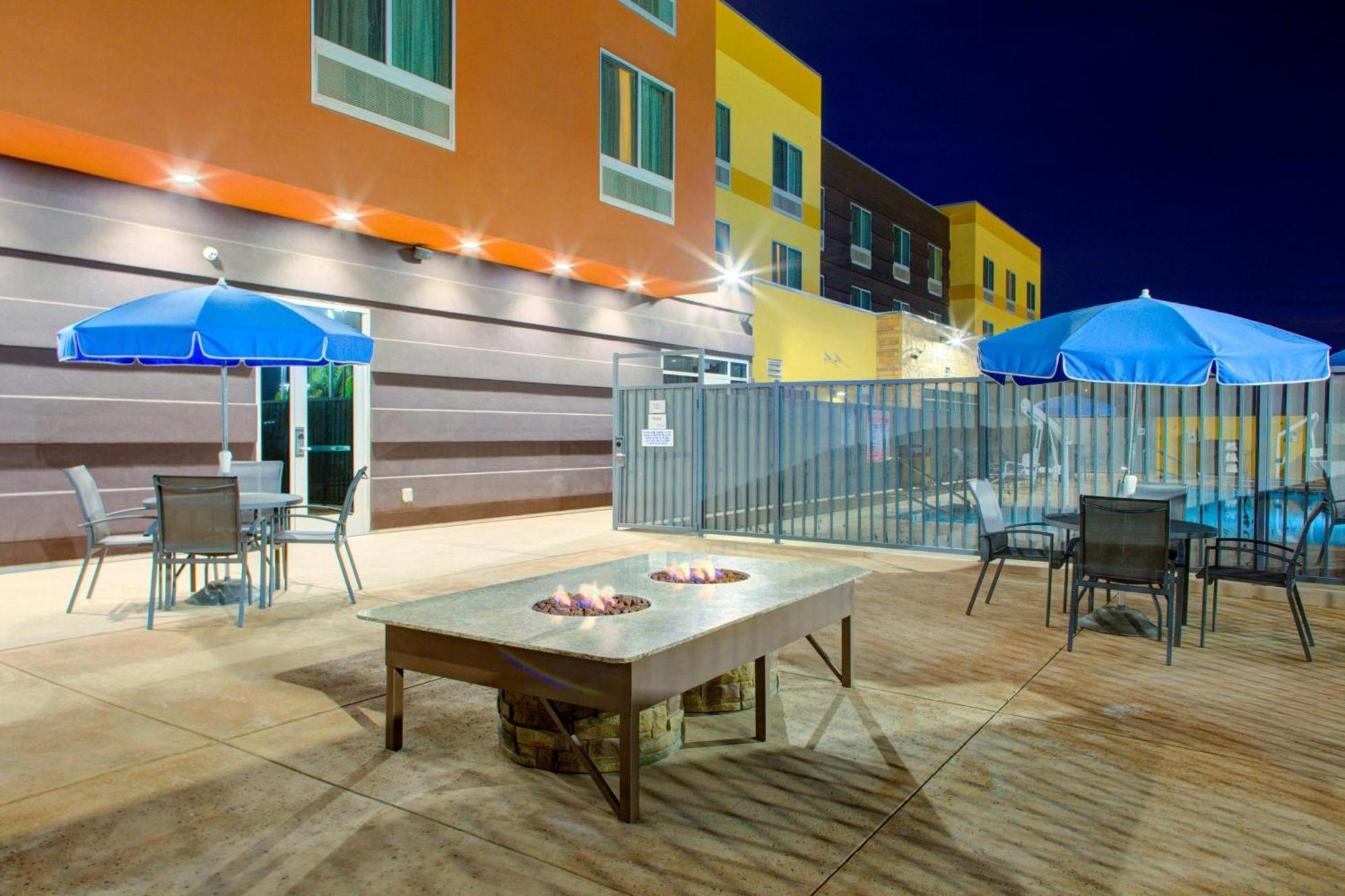 Fairfield Inn & Suites By Marriott Bakersfield North/Airport Exterior photo